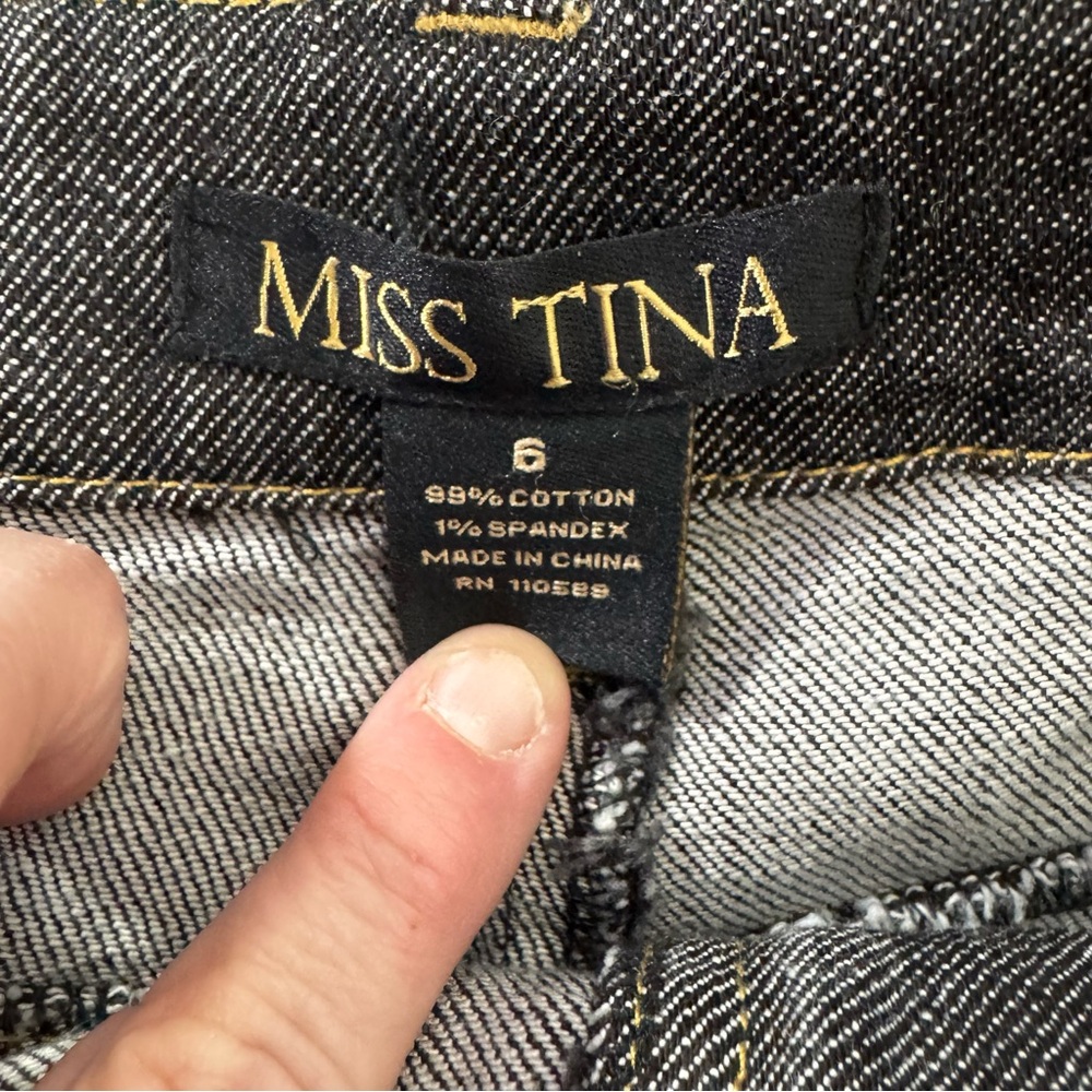 Miss Tina Denim Pencil Skirt pleated back. Embroidery on pocket size 6 women’s. - Picture 6 of 8